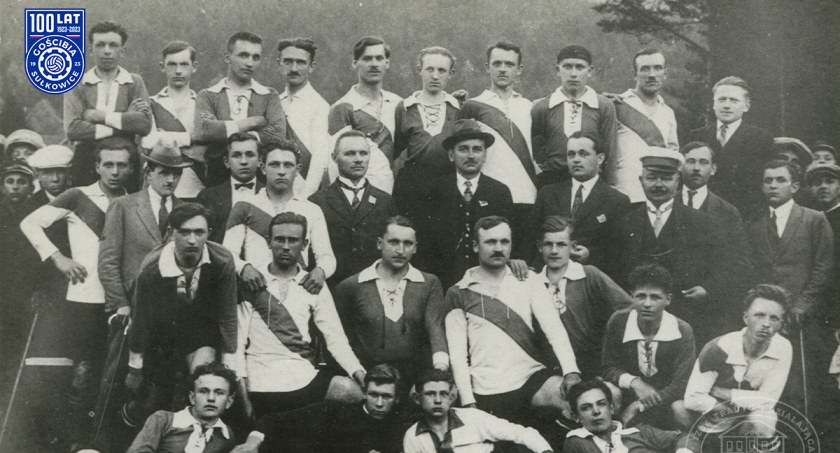 Fot.: Gminna Biblioteka Publiczna w Sułkowicach/FB- Piłkarze KS Gościbi (w ciemnych koszulkach) i KS Dalin w Myślenicach - rok 1925, w środku Władysław Sala kpt. drużyny