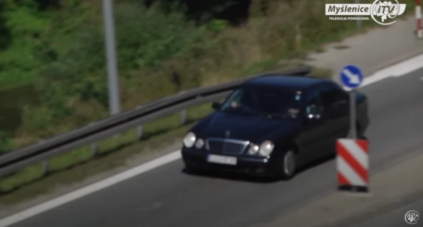 Zdjęcie poglądowe, samochód na drodze 