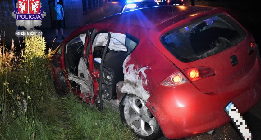 Zdjęcie: Policja Myślenice- osobowy seat po kolizji 