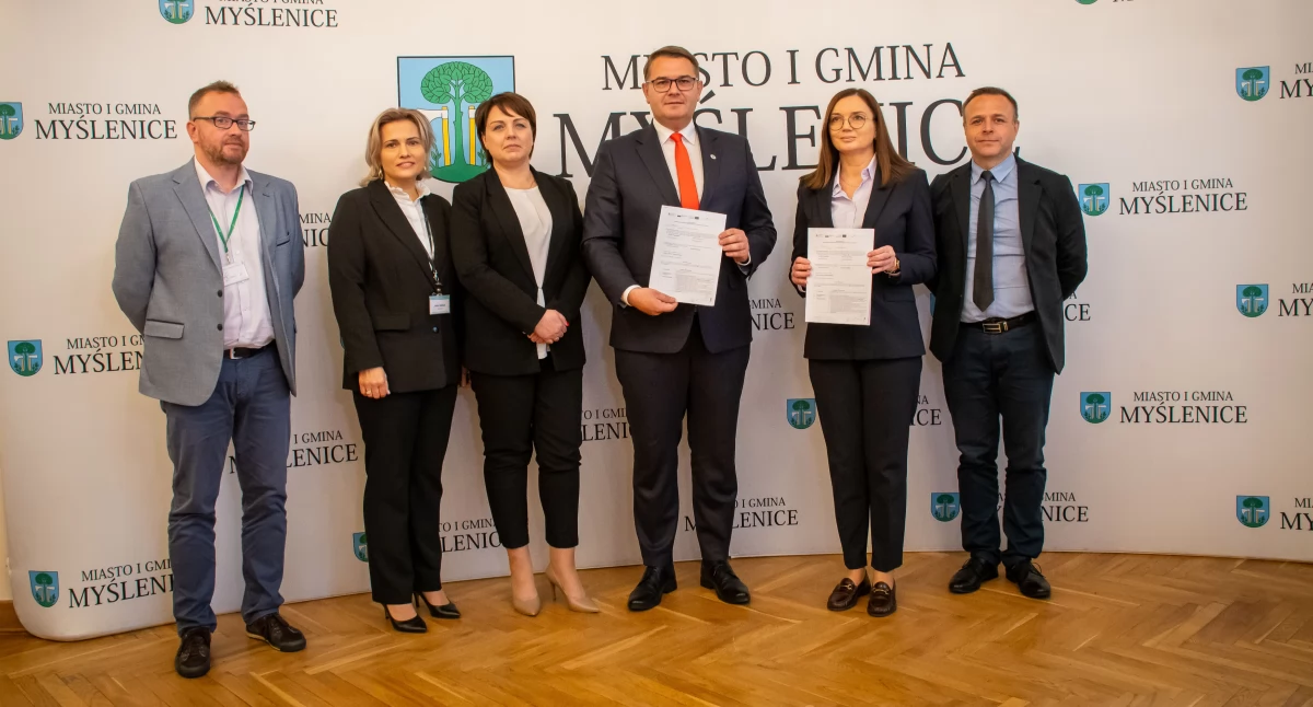Komunikaty, Myślenice drugą gminą Małopolsce podpisującą umowy ramach wspierania zielonej transformacji miast - zdjęcie, fotografia