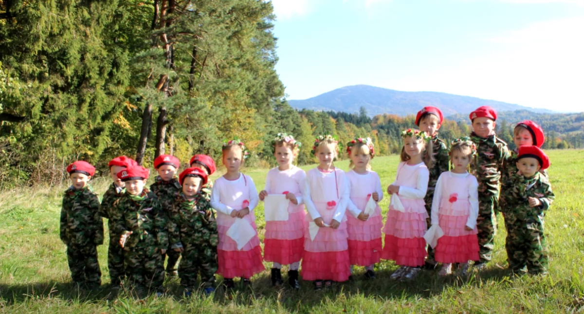 Święta i obchody, Krzeczów rozpiera żeśmy Polakami Zobaczcie wykonaniu dzieci Niepublicznego Punktu Przedszkolnego Krzeczowie - zdjęcie, fotografia