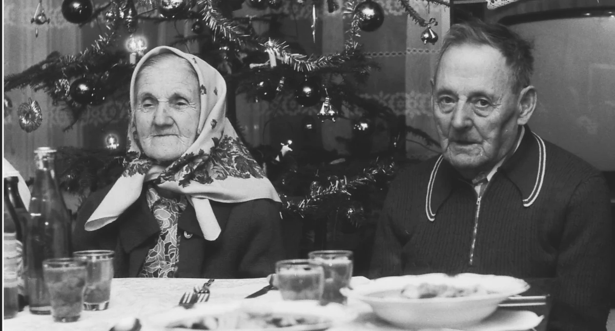 Perły Myślenic, Perły Myślenic Grudzień Stanisław Wilkołek (1928 2014) swymi rodzicami Marią Józefem podczas wigilii Bożego Narodzenia Myślenicach - zdjęcie, fotografia