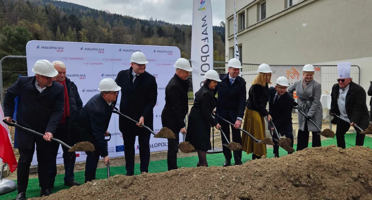Edukacja szkoły, Myślenice Małopolskiej Szkole Gościnności jeszcze powstanie Branżowe Centrum Umiejętności inwestycję wbito przysłowiową łopatę - zdjęcie, fotografia