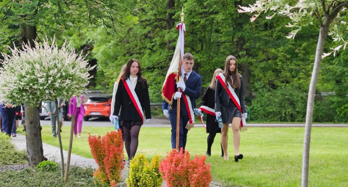 Edukacja szkoły, Bysina świętuje zarówno miejscowość szkolna społeczność - zdjęcie, fotografia