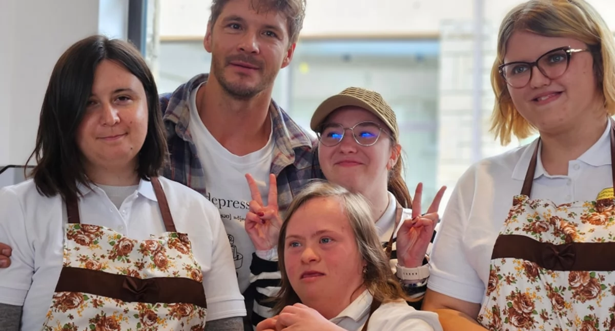 Mieszkańcy , Myślenice Kawiarenka Społeczna oficjalnie otwarta początek można było napić Mikołajem Roznerskim - zdjęcie, fotografia