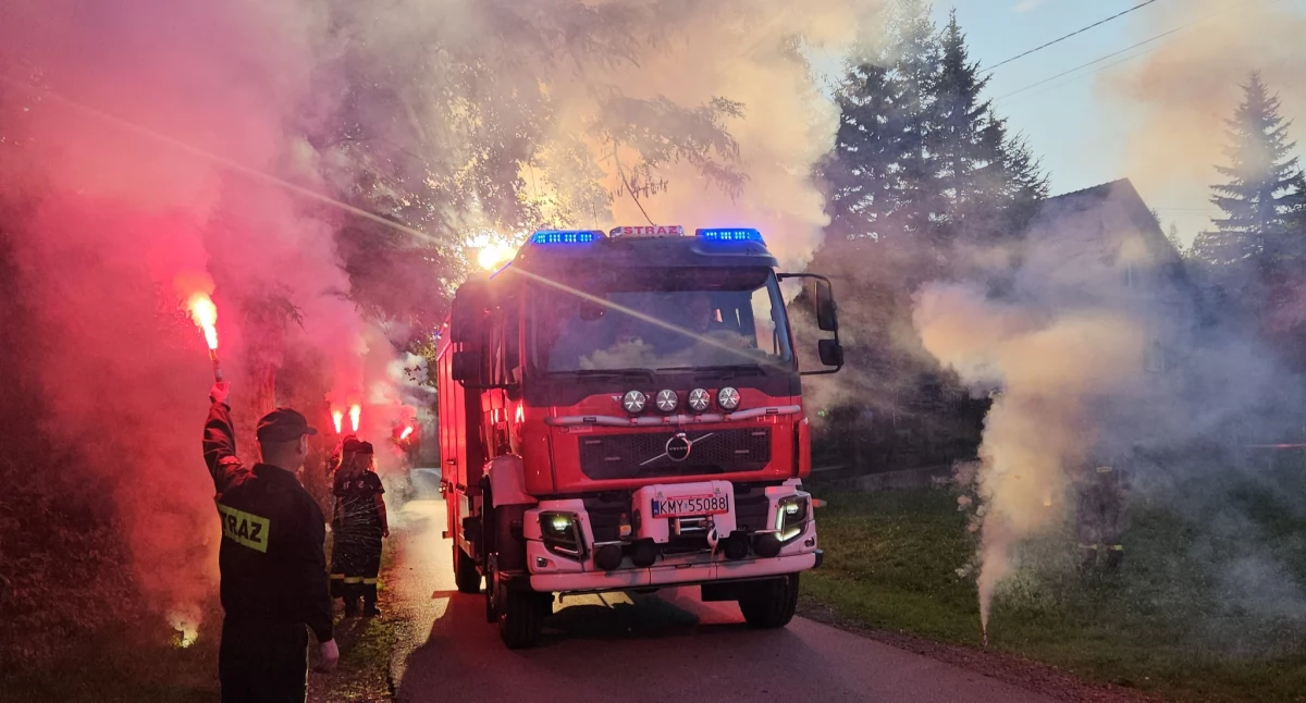 Straż pożarna , Bysina Strażacy powitali średni samochód ratowniczo gaśniczy - zdjęcie, fotografia
