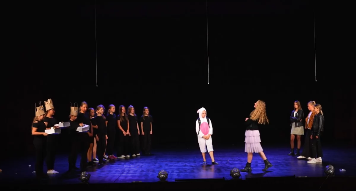 Teatr, Myślenice Młodzi aktorzy myślenickiego teatru spektaklu Wielka Podróż [wideo] - zdjęcie, fotografia