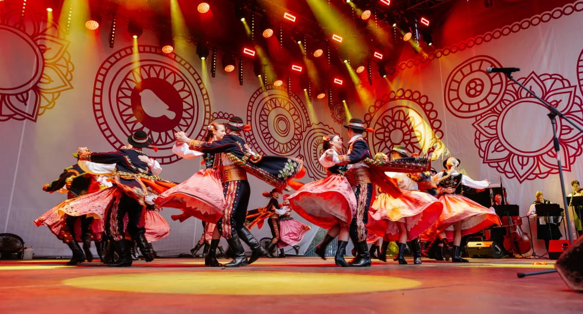 Folklor i tradycja, Tożsamość pasja podróż drugi koniec świata rozmowa Tomaszem Pawlakiem dyrektorem organizacyjnym Zespołu Pieśni Tańca Ziemia Myślenicka - zdjęcie, fotografia