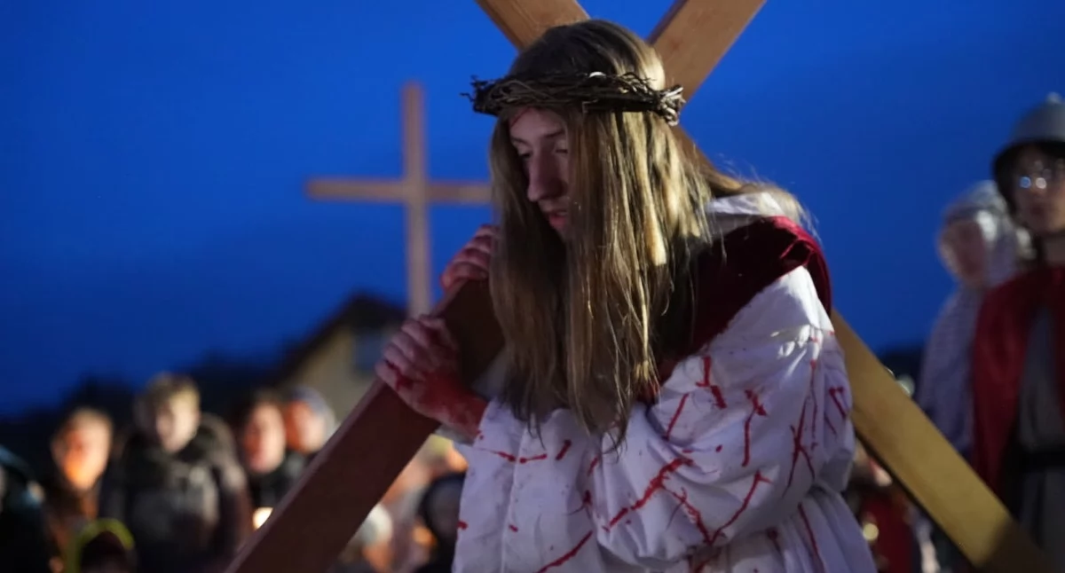 Religia , Myślenice Przez miasto przeszli pątnicy XXVII Drogi Krzyżowej Ulicami Myślenic - zdjęcie, fotografia