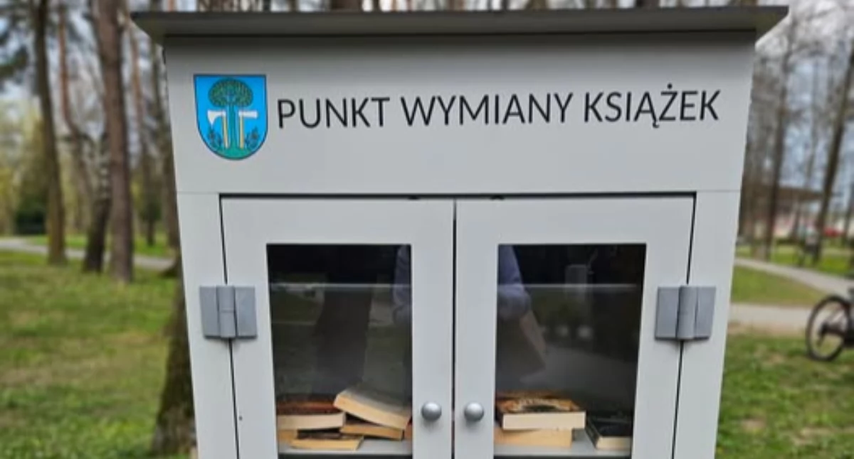 Mieszkańcy , Myślenice Parku Miejskim myślenickim Zarabiu stanął punkt wymiany książek - zdjęcie, fotografia
