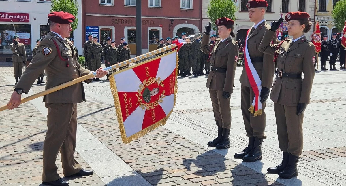 Mieszkańcy , Myślenice Uroczystość nadania Sztandaru Jednostce Strzeleckiej Witolda Pileckiego Myślenicach transmisja żywo - zdjęcie, fotografia
