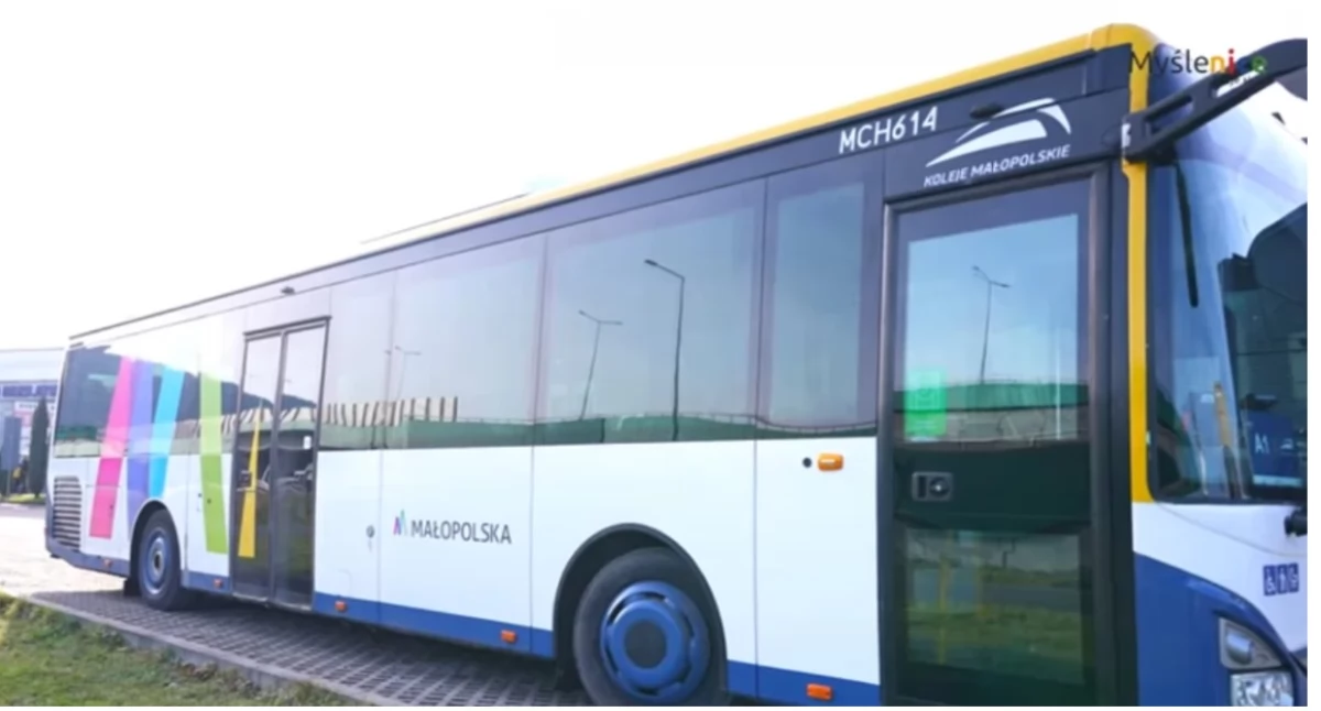 Mieszkańcy , Małopolski bilet Dzień Dziecka symboliczna złotówka przejazd pociągiem także autobusami Małopolskich Linii Dowozowych - zdjęcie, fotografia