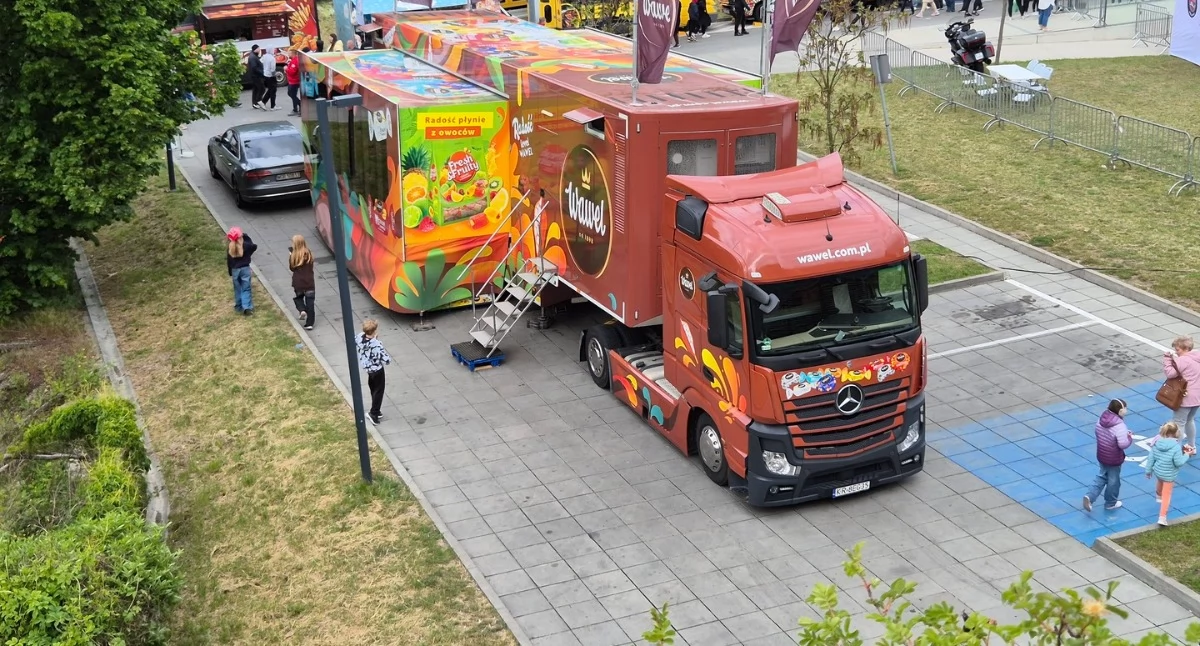 Mieszkańcy , Słodka zabawa Wawel Truck podczas Dobczyc - zdjęcie, fotografia