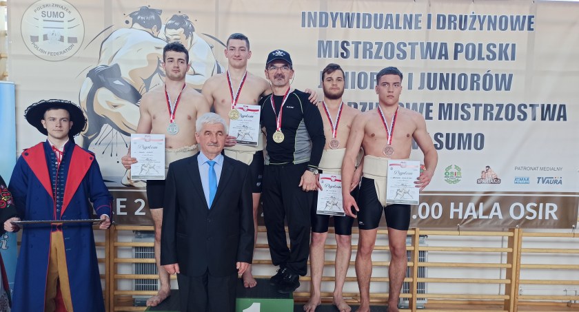 Zdjęcie: Jan Mastela na podium Mistrzostw Świata Juniorów. Autor: Ryszard Szpakiewicz