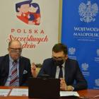 Polska-Szczesliwych-Rodzin_Wojewoda-Malopolski-Lukasz-Kmita-i-Jacek-Sapa-koordynator-pr...