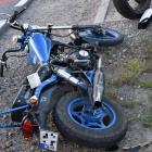 uszkodzony motorower leżący na poboczu