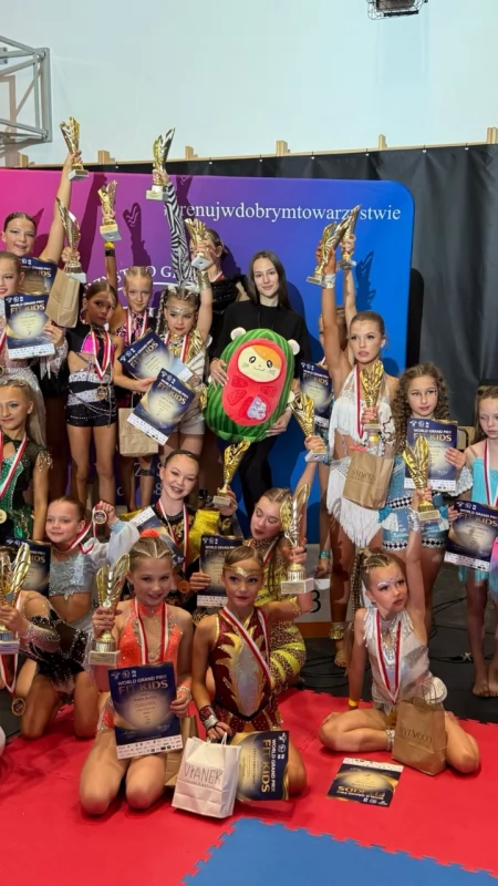 Nowoczesne formy gimnastyki, akrobatyki i tańca sławią Myślenice na arenie międzynarodowej. Zawodniczki Klubu Lady Fitness znów z medalami ! 