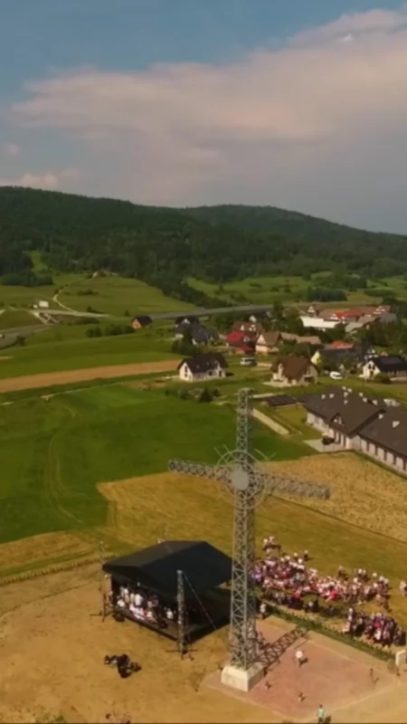 Odkryj Beskid Wyspowy po raz pierwszy w Krzeczowie. Wieczorne wyjście na Kieckę i msza przy jubileuszowym krzyżu