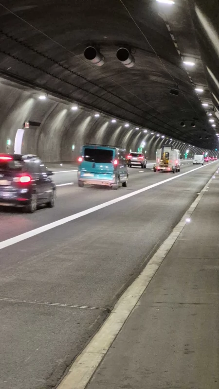 Rekordowy ruch w tunelu na zakopiance. W niedzielę przejechało nim blisko 55 tysięcy aut