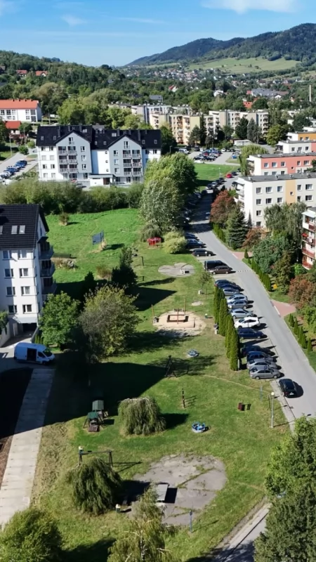 Plac zabaw na osiedlu 1000-lecia w Myślenicach. Mieszkańcy zgłaszają problem, miasto odpowiada