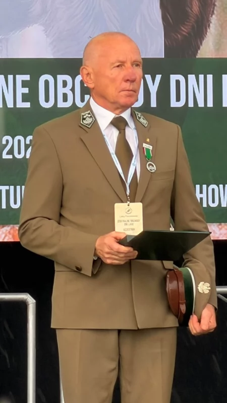 Nadleśniczy Nadleśnictwa Myślenice z prestiżowym odznaczeniem. Mariusz Bartosiewicz w gronie osób uhonorowanych za działalność na rzecz ochrony środowiska i przyrody