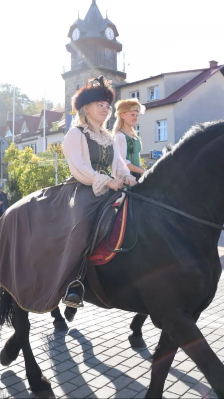 II Dobczycki Hubertus Husarski. Konny przemarsz przez miasto i jeździeckie emocje na bulwarach [GALERIA ZDJĘĆ]