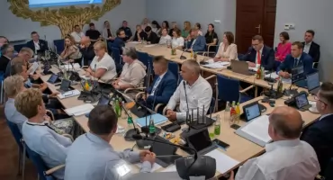 Burmistrz Jarosław Szlachetka z wotum zaufania oraz absolutorium za 2023 rok