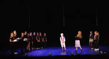Myślenice. Młodzi aktorzy myślenickiego teatru w spektaklu - Wielka Podróż- [wideo]