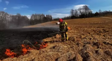 Myślenice. Strażacy tylko w tym roku już 26 razy wyjeżdżali do pożarów traw w powiecie myślenickim! [ZDJĘCIA]