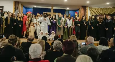 Krzeczów. Scena znów połączyła pokolenia- Misterium Męki Pańskiej 2026 jako dziękczynienie za 150 lat pobytu Sióstr Służebniczek w Krzeczowie