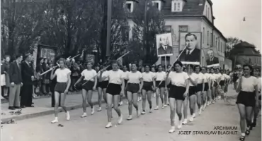 Perły Myślenic. Pochód 1 majowy. Zdjęcie wykonane w Myślenicach w 1950 roku 