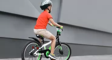 Nowe przepisy dla rowerzystów i użytkowników hulajnóg elektrycznych. Obowiązkowe kaski dla osób do 16. roku życia