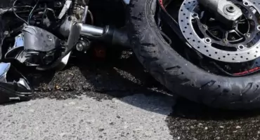 Śmiertelny wypadek w Czasławiu. W wyniku zderzenia motocykla z samochodem, śmierć poniósł kierowca jednośladu 