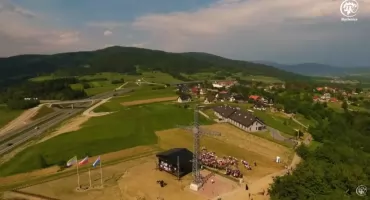 Odkryj Beskid Wyspowy po raz pierwszy w Krzeczowie. Wieczorne wyjście na Kieckę i msza przy jubileuszowym krzyżu