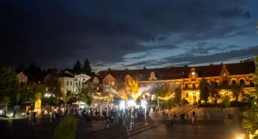 Wakacyjne piątki na myślenickim Rynku. Wraca kino plenerowe a także Potańcówki pod Tereską 