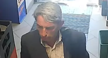 Policja szuka sprawcy przywłaszczenia telefonu i użycia karty płatniczej. Jest nagranie z monitoringu