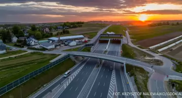Każdego dnia tunelem na zakopiance przejeżdża średnio 26,4 tys. pojazdów. Największy ruch jest w sierpniu