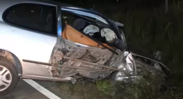 Policja Myślenice: rozbity samochód chwilę wcześniej został skradziony, a jego kierowca po zdarzeniu uciekł do pobliskiego lasu