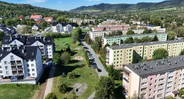Plac zabaw na osiedlu 1000-lecia w Myślenicach. Mieszkańcy zgłaszają problem, miasto odpowiada