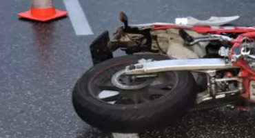Myślenice. Motocyklista stracił panowanie nad pojazdem- ślizgający się po mokrej jezdni jednoślad uderzył w pieszego znajdującego się na przejściu dla pieszych