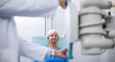 NFZ zaprasza mieszkanki powiatu myślenickiego na mammografię. W październiku mammobus zaparkuje w Dobczycach, Myślenicach i Sieprawiu